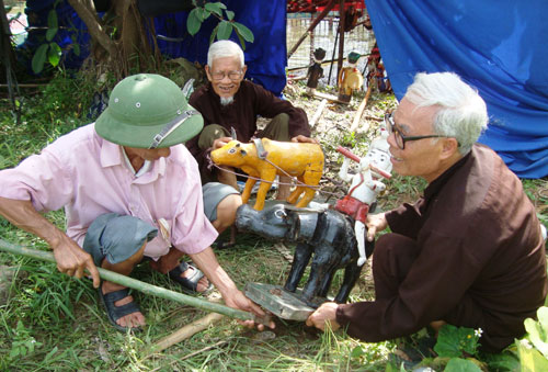 Các nghệ nhân phường rối nước Đồng Ngư chỉnh lại các con rối để chuẩn bị biểu diễn ở lễ hội chùa Dâu 2013.